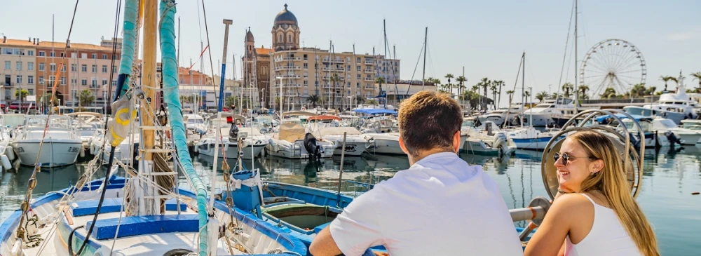 Jeune couple qui profite de son week-end à Saint-Raphaël