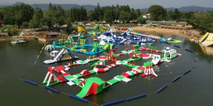 Vue parc aquatique gonflable Waterglisse Passion