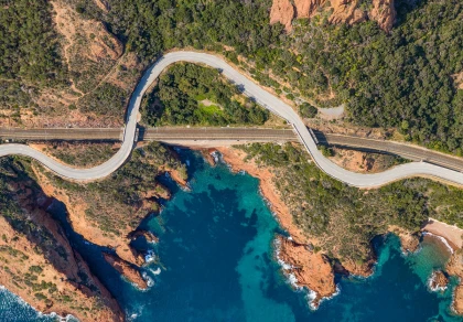 Vue aérienne de la corniche d'or à Agay