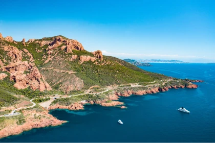 vue aérienne du massif de l'estérel corniche d'or
