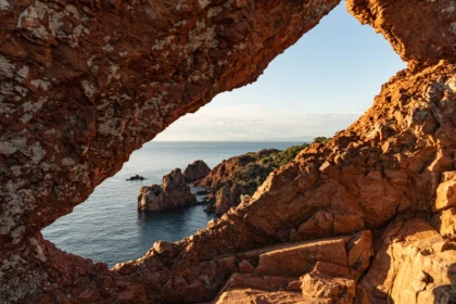 Fenêtre sentier du littoral Dramont