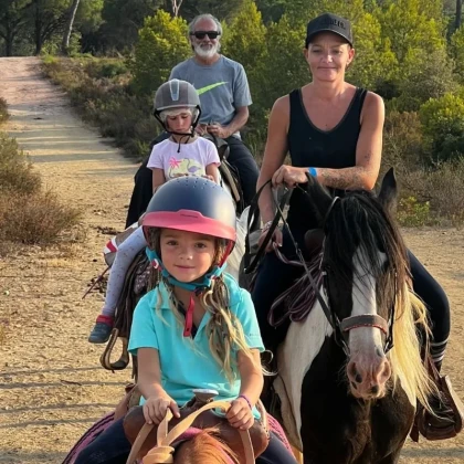 Balade cheval en famille à Fréjus poney pour les enfants