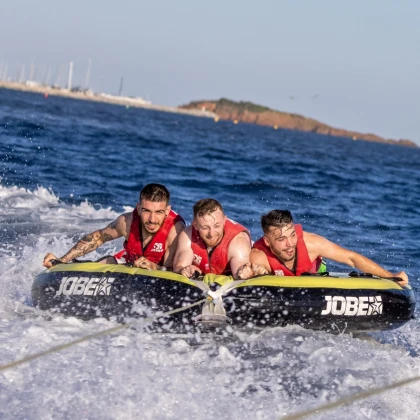 Bouées tractées en mer à Fréjus