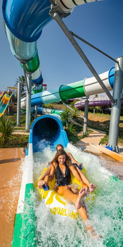 toboggan géant à sensations fortes au Aqualand Fréjus parc aquatique près de Sainte-Maxime sur la Côte d’Azur