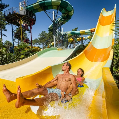 toboggans aquatiques colorés pour enfants et familles à Aqualand Fréjus et Sainte-Maxime