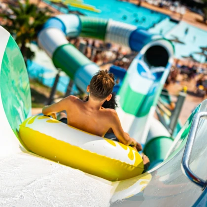 vue panoramique du parc aquatique Aqualand Fréjus avec piscines et attractions près de Sainte-Maxime