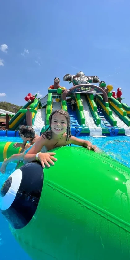 parc aquatique Play City au Play Park Puget-sur-Argens avec jeux d’eau et activités pour enfants