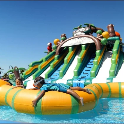 complexe de loisirs Play Park Puget-sur-Argens avec parc aquatique Play City trampoline et escalade