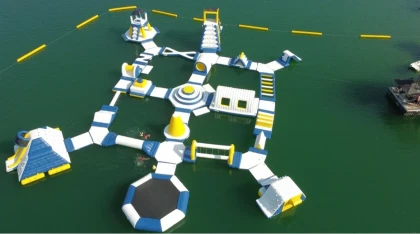 Parc aquatique lac de Saint Cassien structures gonflables avec toboggans