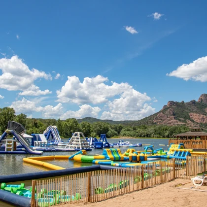 Parc aquatique enfant sur lac arena à Roquebrune-sur-Argens