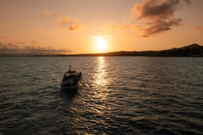 Sunset Golden aperitif on boat in Saint Raphael for a memorable evening - Expérience Côte d'Azur