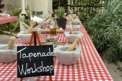 Cooking workshop: tapenade, fruits & flowers, pistou, Pan Bagnat - Expérience Côte d'Azur