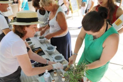 Cooking workshop: tapenade, fruits & flowers, pistou, Pan Bagnat - Expérience Côte d'Azur