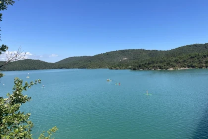 Electric mountain bike ride around the Saint Cassien lake - Expérience Côte d'Azur