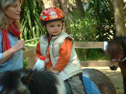 Little Rider 2–4 years –Still a baby, and already a rider. Discover horse riding workshop at Dramont, Saint-Raphaël - Expérience Côte d'Azur