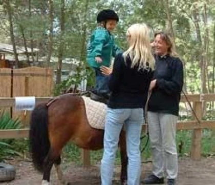 Little Rider 2–4 years –Still a baby, and already a rider. Discover horse riding workshop at Dramont, Saint-Raphaël - Expérience Côte d'Azur