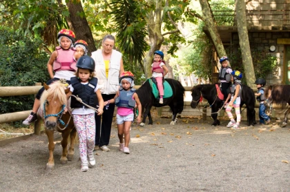 Little Rider 2–4 years –Still a baby, and already a rider. Discover horse riding workshop at Dramont, Saint-Raphaël - Expérience Côte d'Azur