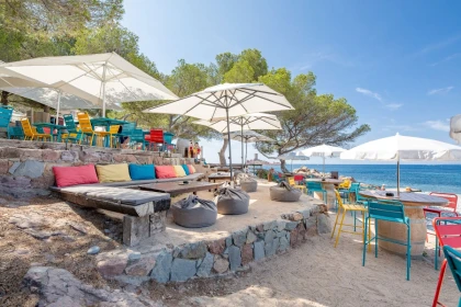 Lunch and relaxation on the beach in front of the Ile d'Or - Special CE - Expérience Côte d'Azur
