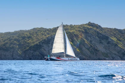 Catamaran Hyères: Full-Day Lunch Cruise to Fort Brégançon & Porquerolles - Expérience Côte d'Azur