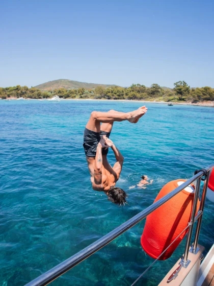 Catamaran Hyères: Full-Day Lunch Cruise to Fort Brégançon & Porquerolles - Expérience Côte d'Azur