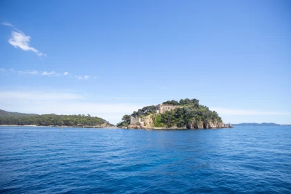 Boat Tour from Hyères: Guided Coastline Discovery with Swimming & Snacks - Expérience Côte d'Azur