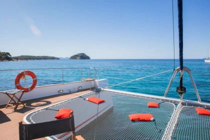 Boat Tour from Hyères: Guided Coastline Discovery with Swimming & Snacks - Expérience Côte d'Azur