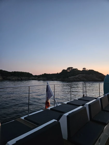 croisière catamaran Hyères coucher de soleil plage de la Badine