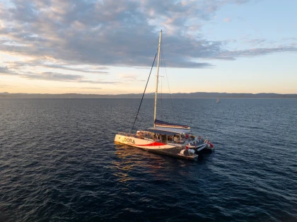 cocktail dinatoire catamaran Hyères apéritif coucher soleil