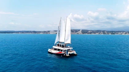 Catamaran cruise on the Côte d'Azur with aperitif - Cap d'Antibes from Villeneuve-Loubet - Expérience Côte d'Azur