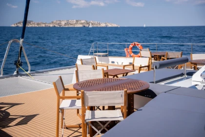 Full-Day Boat Tour of Calanques from Marseille with Buffet Lunch & Swimming Stops - Expérience Côte d'Azur