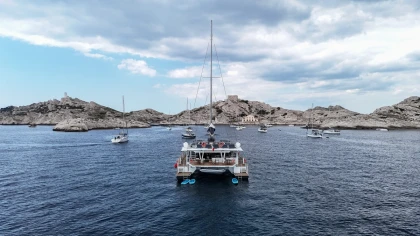 navigation catamaran littoral marseillais vue mer Méditerranée