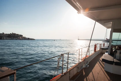 Sunset evening & dinner on a catamaran departing from Marseille: Frioul archipelago - Expérience Côte d'Azur