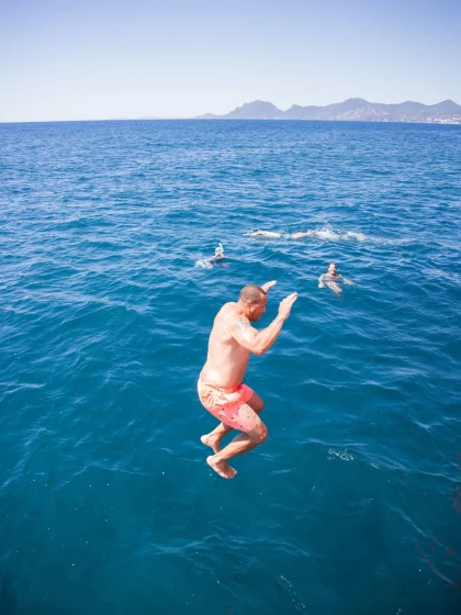 Catamaran trip from Nice: guided tour of the Saint-Jean-Cap-Ferrat coastline to - Expérience Côte d'Azur