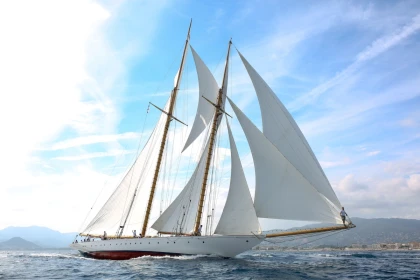 Les Voiles Saint‑Tropez Regatta – Premium Sailing Day with Lunch & Spectacle - Expérience Côte d'Azur