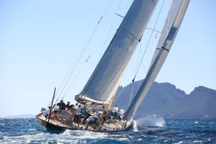 Les Voiles Saint‑Tropez Regatta – Premium Sailing Day with Lunch & Spectacle - Expérience Côte d'Azur
