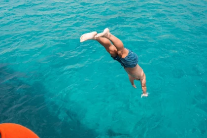 Exclusive Deal! Full-day catamaran cruise from Saint-Raphaël to Saint-Tropez. - Expérience Côte d'Azur