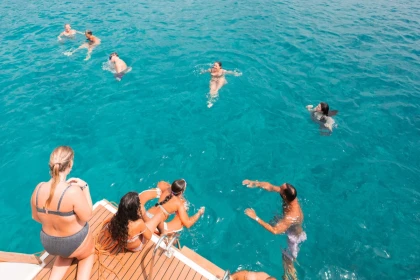 Exclusive Deal! Full-day catamaran cruise from Saint-Raphaël to Saint-Tropez. - Expérience Côte d'Azur