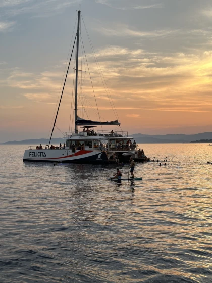 Fireworks in Saint Raphael – Night Dinner Cruise & Grand Pyrotechnic Show - Expérience Côte d'Azur