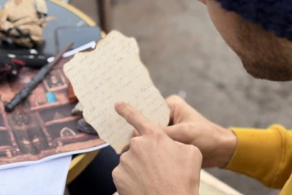 Groupe participant à un escape game extérieur à Nice avec carnet et objets mystiques