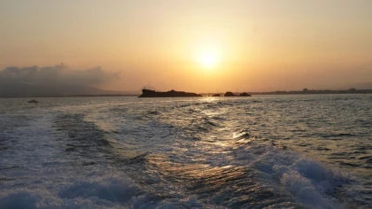 Coucher soleil bateaux bleus