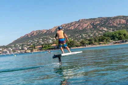 Electric surfing initiation in Agay - Expérience Côte d'Azur