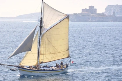 Sailing cruise in the calanques, lunch and wine - Expérience Côte d'Azur