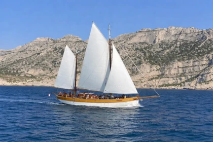 Sailing day to the Calanques - Quay of Honor Town Hall - Expérience Côte d'Azur