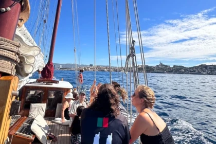 Sailing day to the Calanques - Quay of Honor Town Hall - Expérience Côte d'Azur