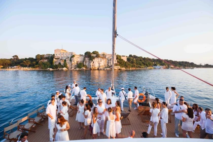 Pool Party Day on a Maxi Catamaran - Expérience Côte d'Azur