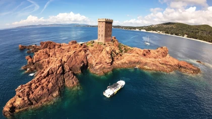 Boat trip in the Esterel creeks - Departure from Fréjus - Expérience Côte d'Azur