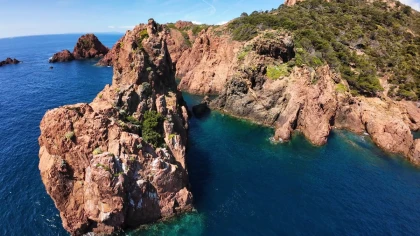 Boat trip in the Esterel creeks - Departure from Fréjus - Expérience Côte d'Azur
