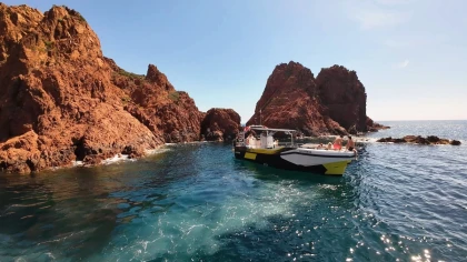 Boat trip in the Esterel creeks - Departure from Fréjus - Expérience Côte d'Azur