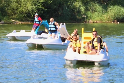 Pedal boat rental on lake - Expérience Côte d'Azur
