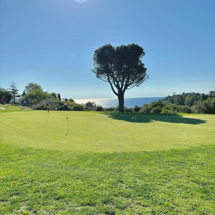 Mini-golf with sea view at Cap Estérel (Agay – Saint-Raphaël) - Expérience Côte d'Azur